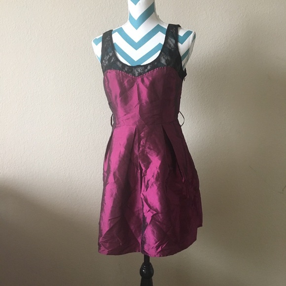 Burgundy violet lace dress with belt - Picture 3 of 8